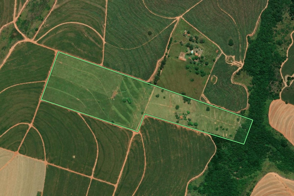 Imagem de satélite do imóvel rural em Quatá (SP), com o contorno declarado no CAR desenhado por cima.