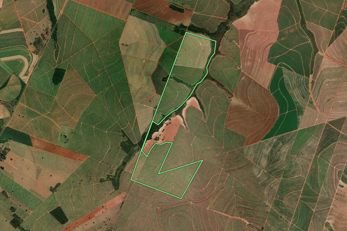 Imagem de satélite do imóvel rural em Quatá (SP), com o contorno declarado no CAR desenhado por cima.