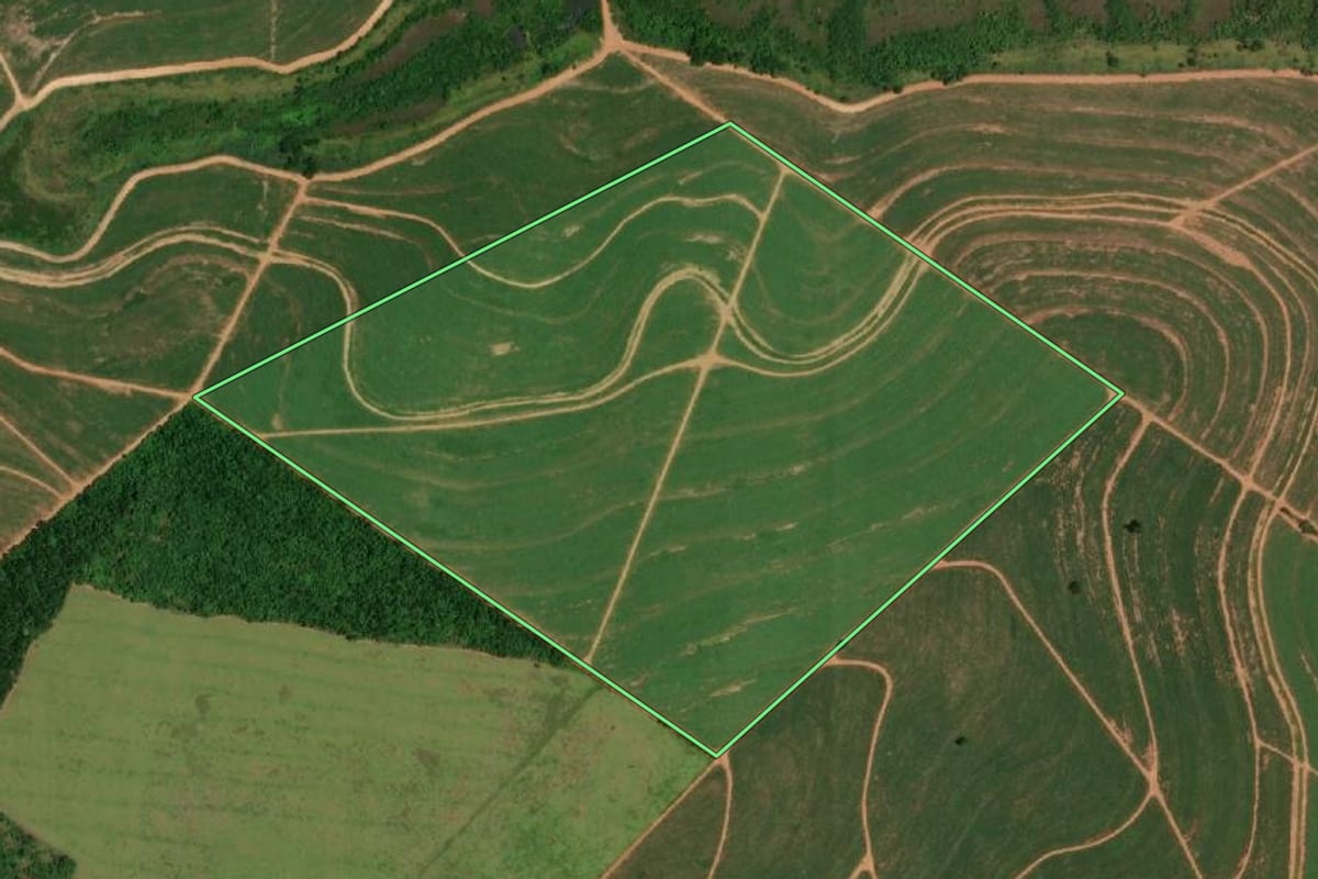 Imagem de satélite do imóvel rural em Quatá (SP), com o contorno declarado no CAR desenhado por cima.