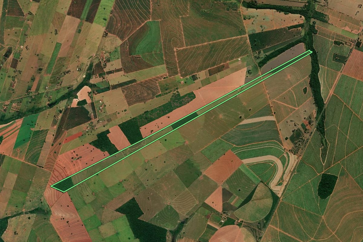 Imagem de satélite do imóvel rural em Quatá (SP), com o contorno declarado no CAR desenhado por cima.