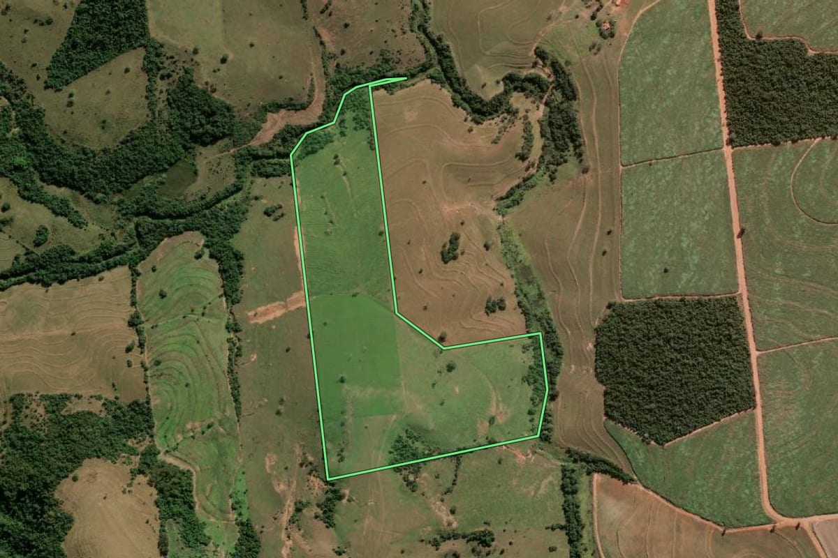 Imagem de satélite do imóvel rural em Quatá (SP), com o contorno declarado no CAR desenhado por cima.