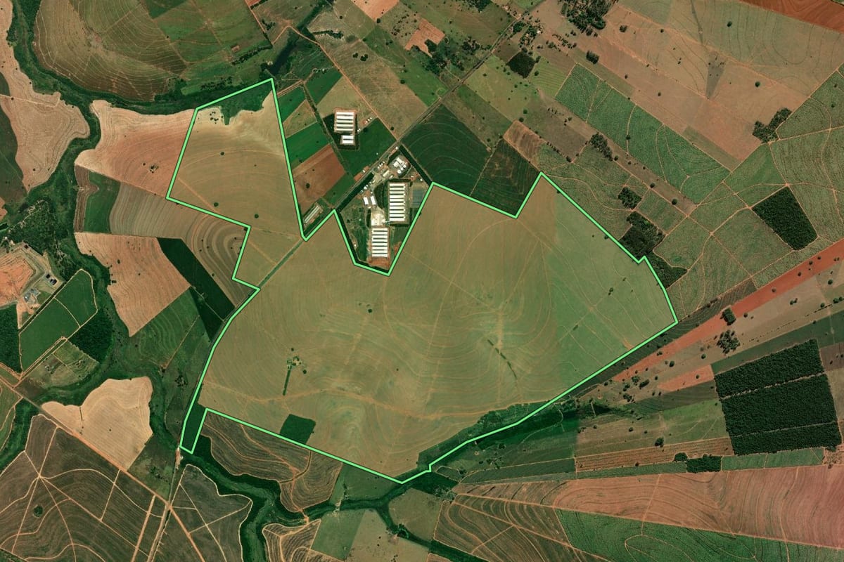 Imagem de satélite do imóvel rural em Quatá (SP), com o contorno declarado no CAR desenhado por cima.