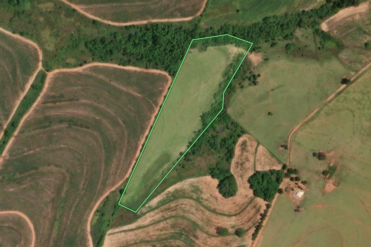 Imagem de satélite do imóvel rural em Quatá (SP), com o contorno declarado no CAR desenhado por cima.