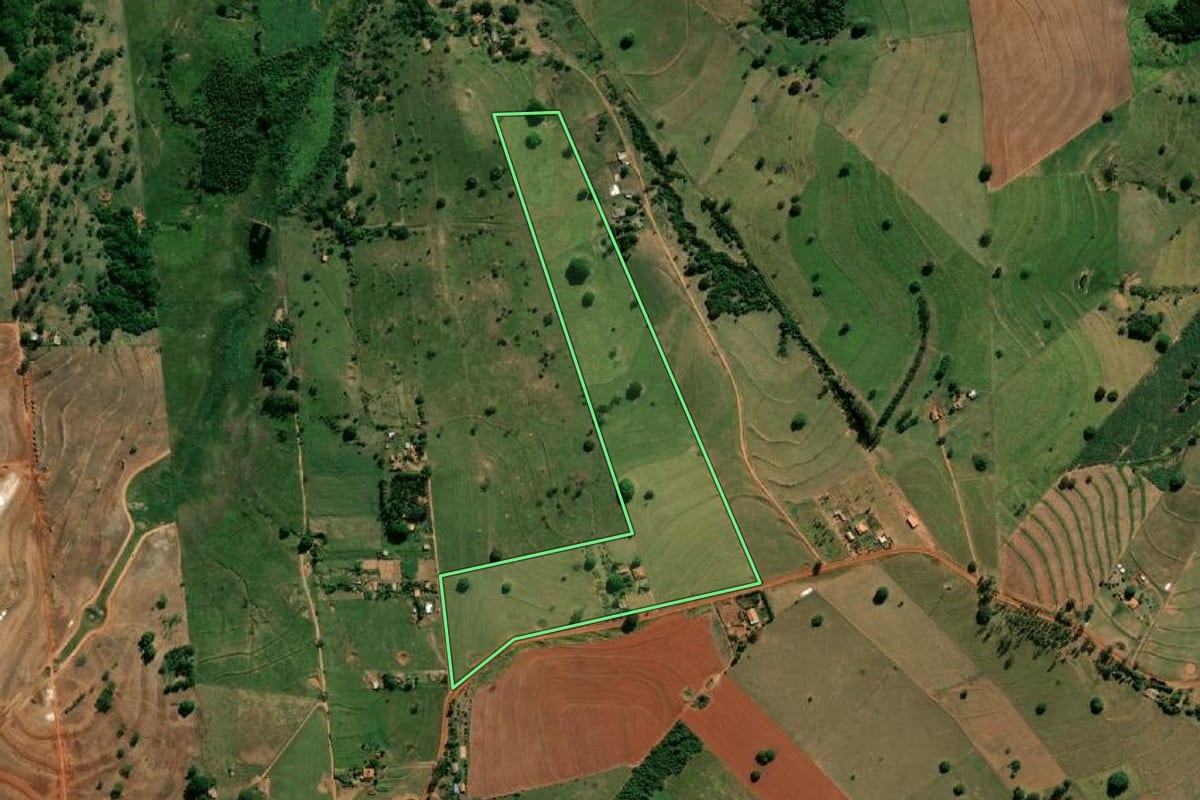 Imagem de satélite do imóvel rural em Quatá (SP), com o contorno declarado no CAR desenhado por cima.