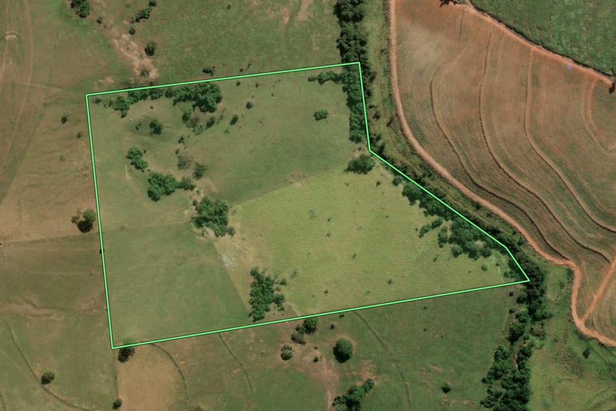Imagem de satélite do imóvel rural em Quatá (SP), com o contorno declarado no CAR desenhado por cima.
