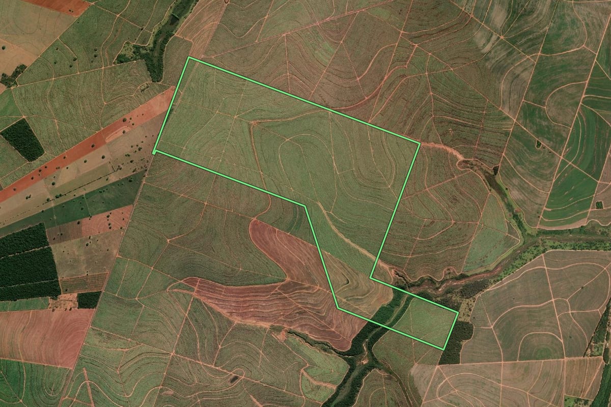 Imagem de satélite do imóvel rural em Quatá (SP), com o contorno declarado no CAR desenhado por cima.