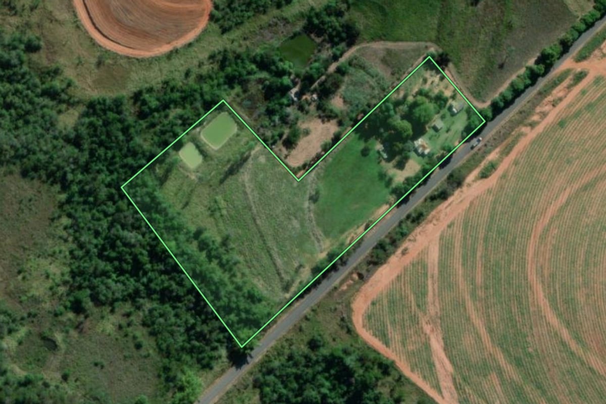 Imagem de satélite do imóvel rural em Quatá (SP), com o contorno declarado no CAR desenhado por cima.