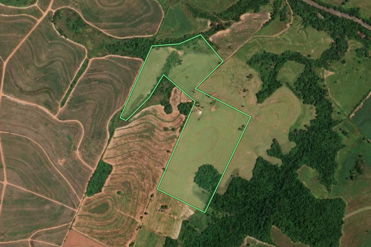 Imagem de satélite do imóvel rural em Quatá (SP), com o contorno declarado no CAR desenhado por cima.