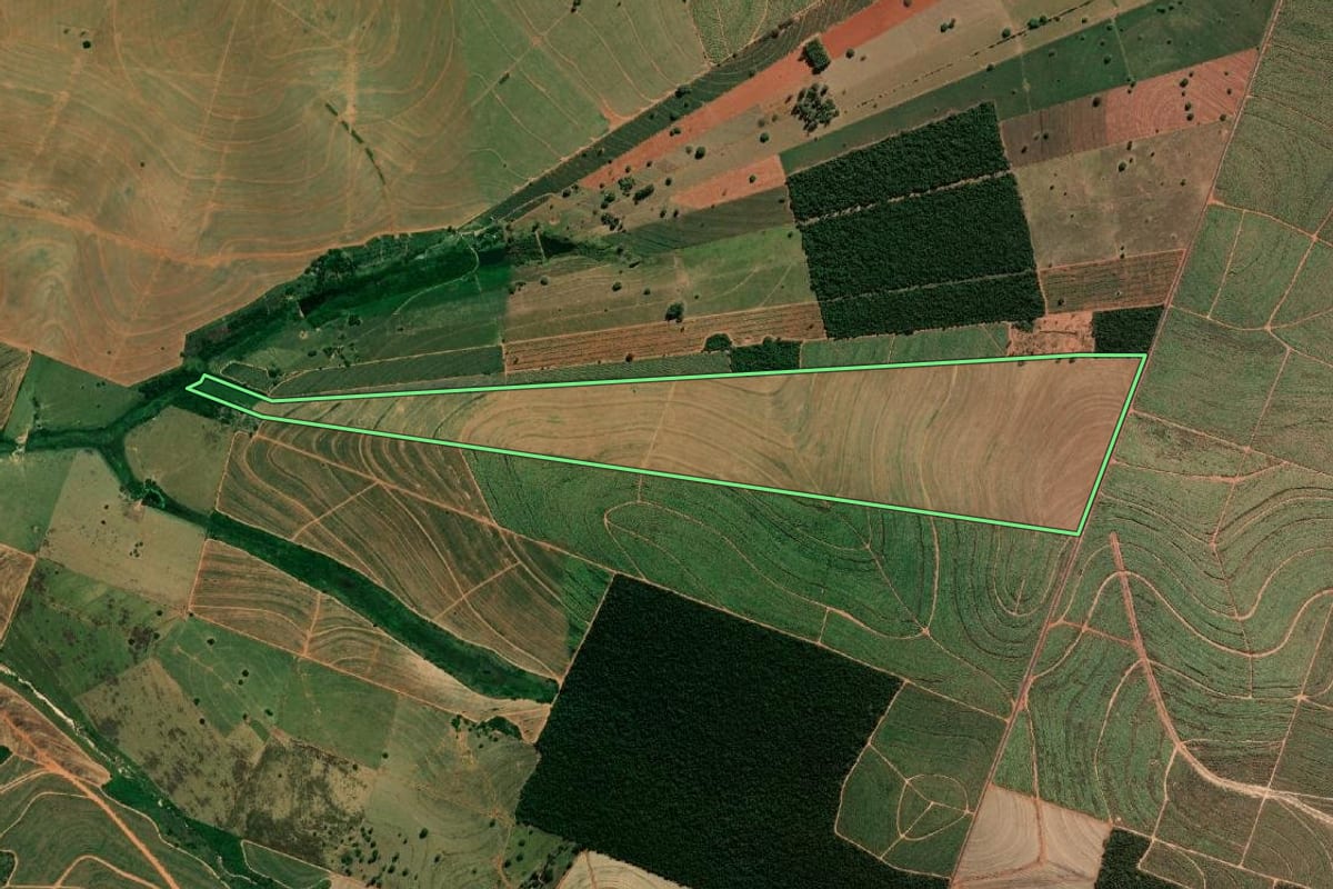 Imagem de satélite do imóvel rural em Quatá (SP), com o contorno declarado no CAR desenhado por cima.