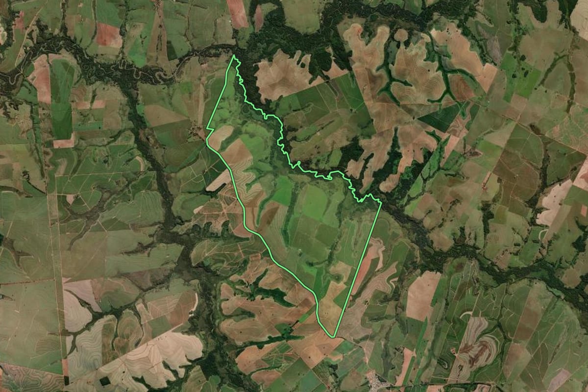 Imagem de satélite do imóvel rural em Queiroz (SP), com o contorno declarado no CAR desenhado por cima.