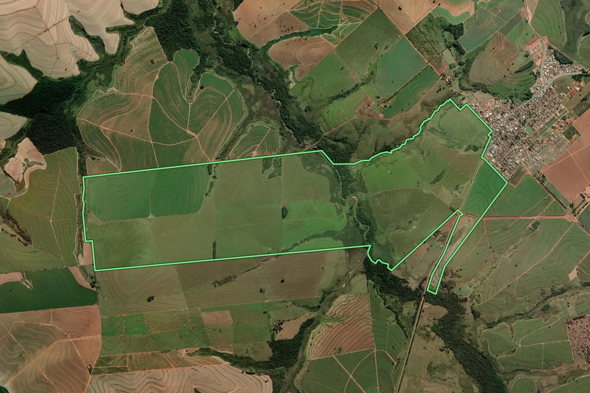 Imagem de satélite do imóvel rural em Queiroz (SP), com o contorno declarado no CAR desenhado por cima.