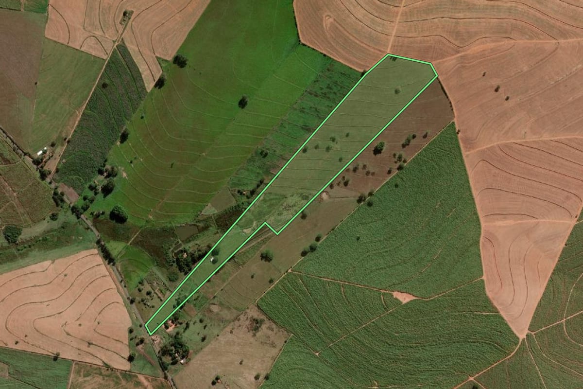 Imagem de satélite do imóvel rural em Queiroz (SP), com o contorno declarado no CAR desenhado por cima.
