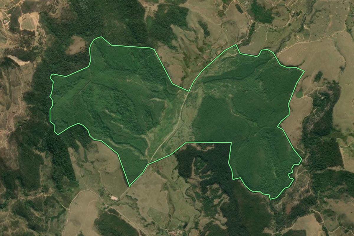 Imagem de satélite do imóvel rural em Queluz (SP), com o contorno declarado no CAR desenhado por cima.