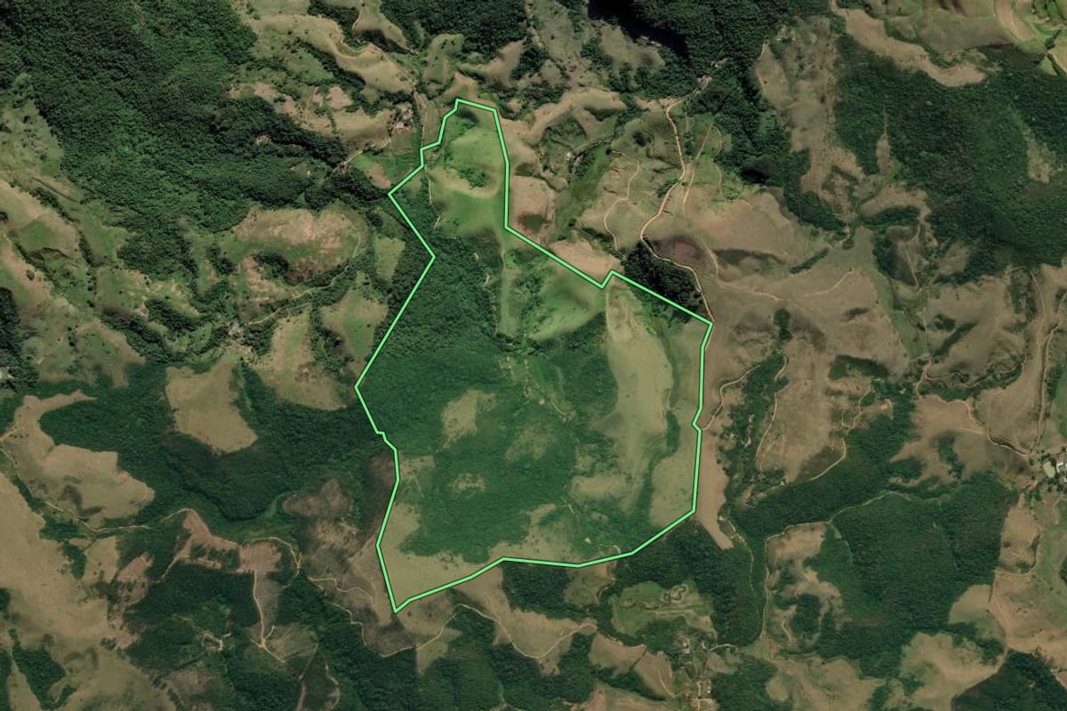 Imagem de satélite do imóvel rural em Queluz (SP), com o contorno declarado no CAR desenhado por cima.