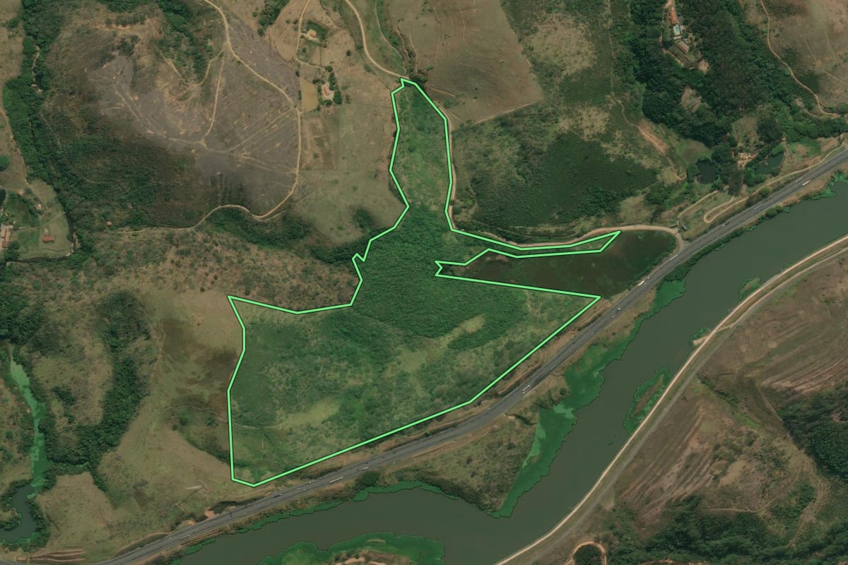 Imagem de satélite do imóvel rural em Queluz (SP), com o contorno declarado no CAR desenhado por cima.
