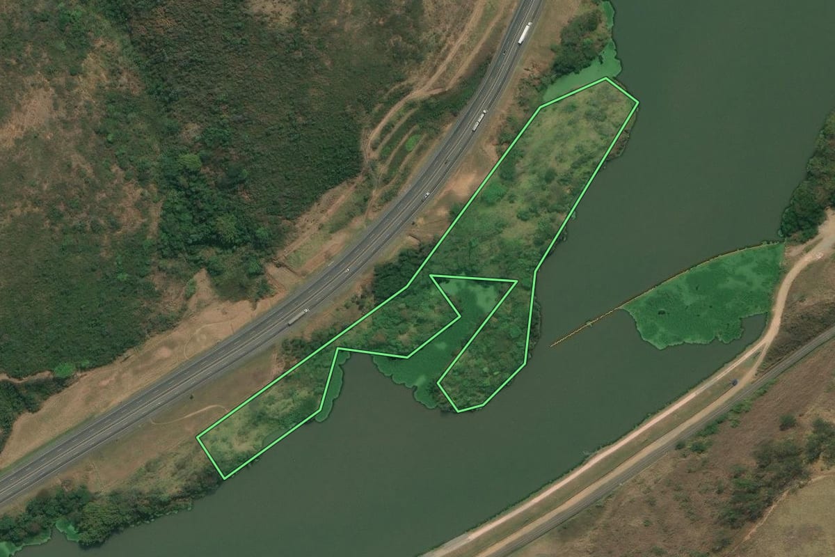 Imagem de satélite do imóvel rural em Queluz (SP), com o contorno declarado no CAR desenhado por cima.