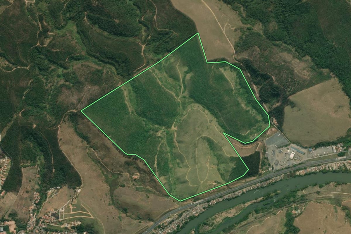 Imagem de satélite do imóvel rural em Queluz (SP), com o contorno declarado no CAR desenhado por cima.
