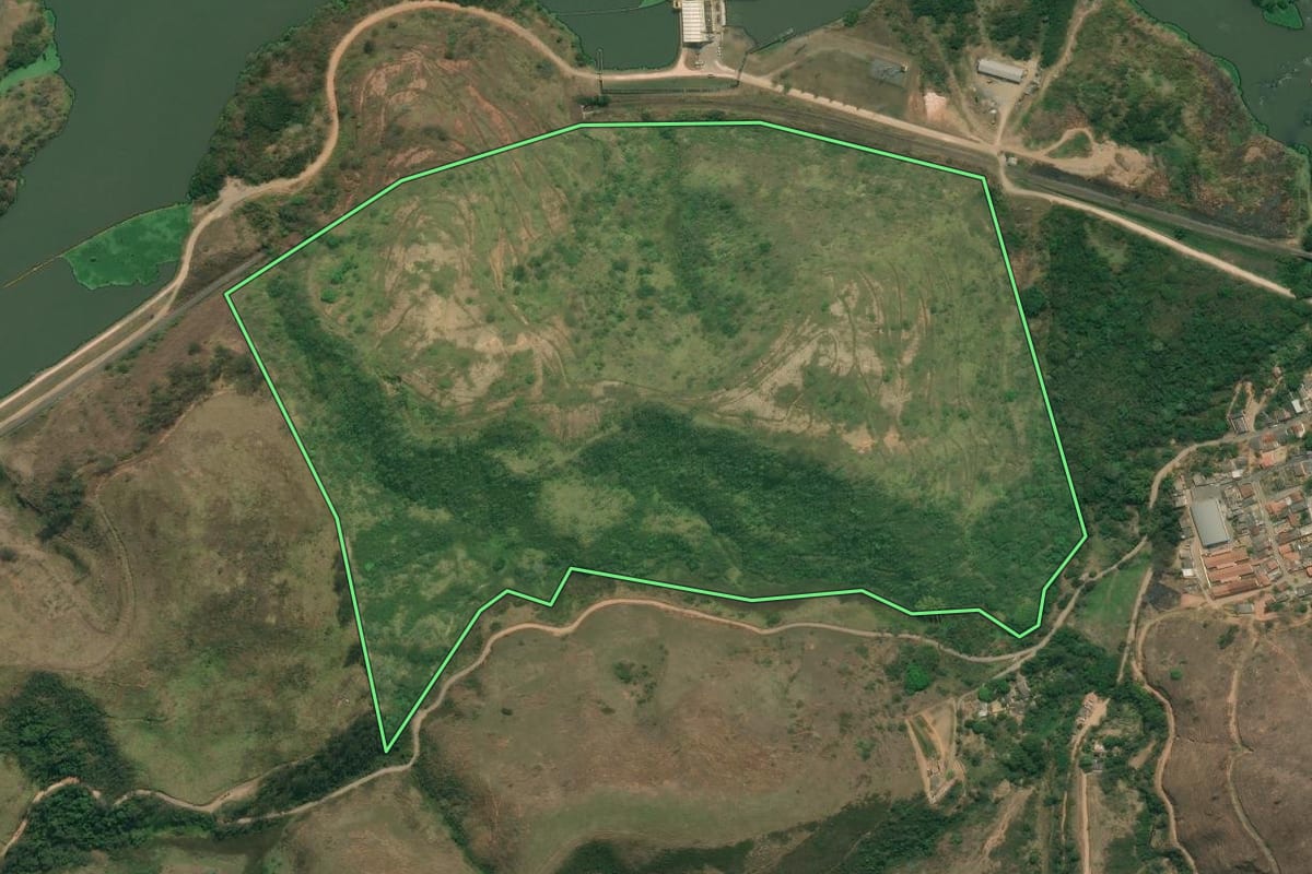 Imagem de satélite do imóvel rural em Queluz (SP), com o contorno declarado no CAR desenhado por cima.