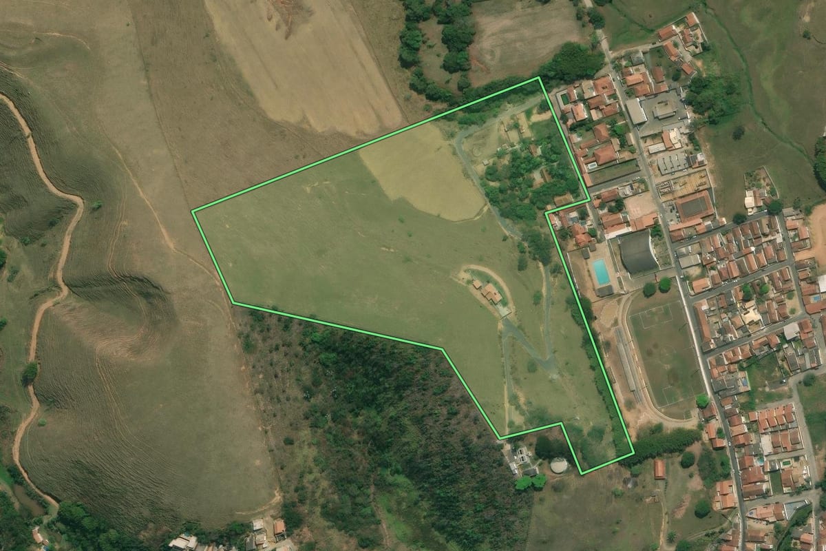 Imagem de satélite do imóvel rural em Queluz (SP), com o contorno declarado no CAR desenhado por cima.
