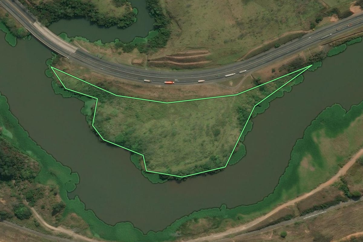 Imagem de satélite do imóvel rural em Queluz (SP), com o contorno declarado no CAR desenhado por cima.