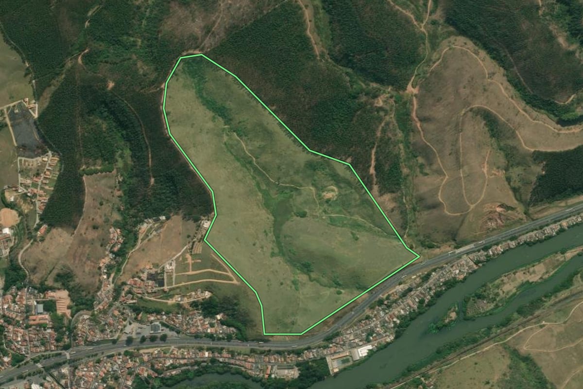 Imagem de satélite do imóvel rural em Queluz (SP), com o contorno declarado no CAR desenhado por cima.