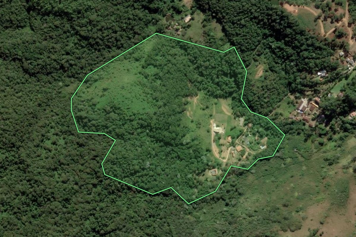 Imagem de satélite do imóvel rural em Queluz (SP), com o contorno declarado no CAR desenhado por cima.