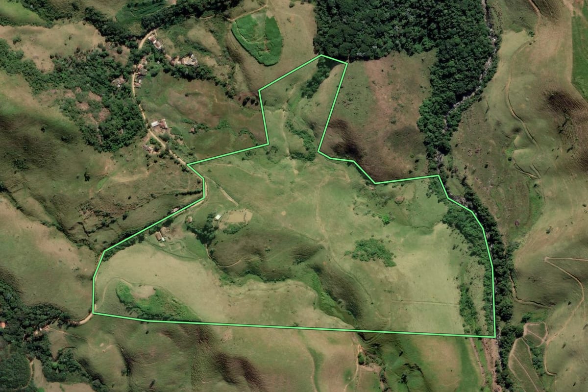 Imagem de satélite do imóvel rural em Queluz (SP), com o contorno declarado no CAR desenhado por cima.