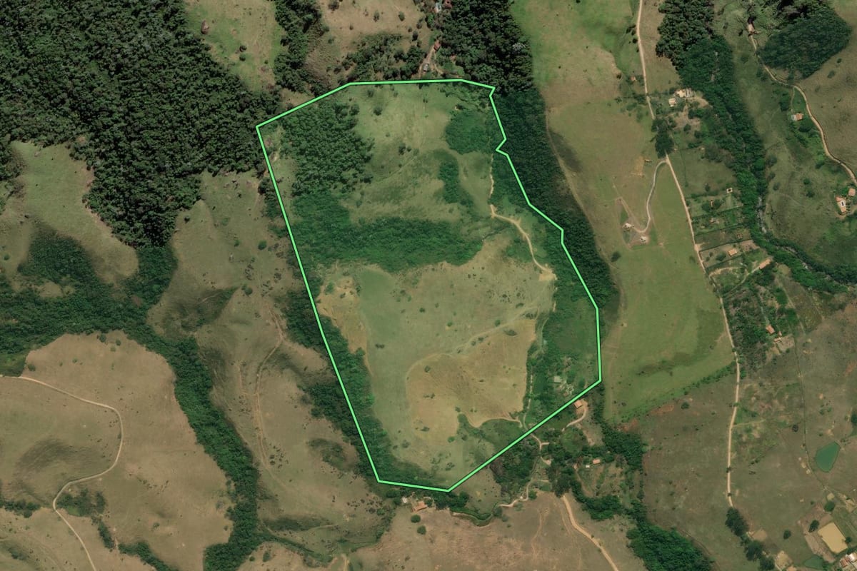 Imagem de satélite do imóvel rural em Queluz (SP), com o contorno declarado no CAR desenhado por cima.