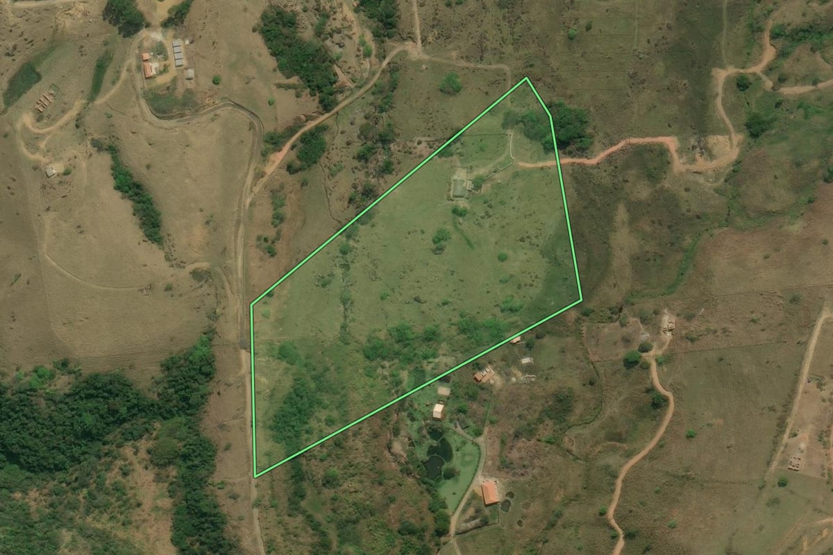 Imagem de satélite do imóvel rural em Queluz (SP), com o contorno declarado no CAR desenhado por cima.