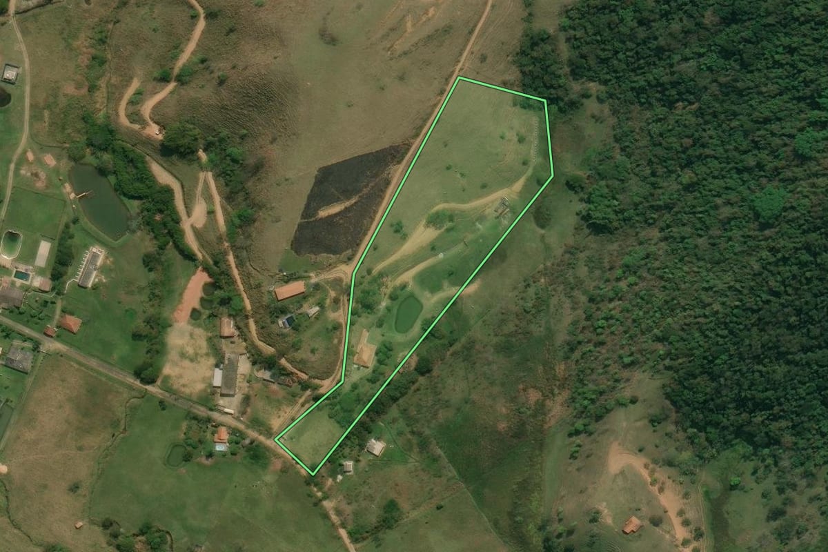 Imagem de satélite do imóvel rural em Queluz (SP), com o contorno declarado no CAR desenhado por cima.