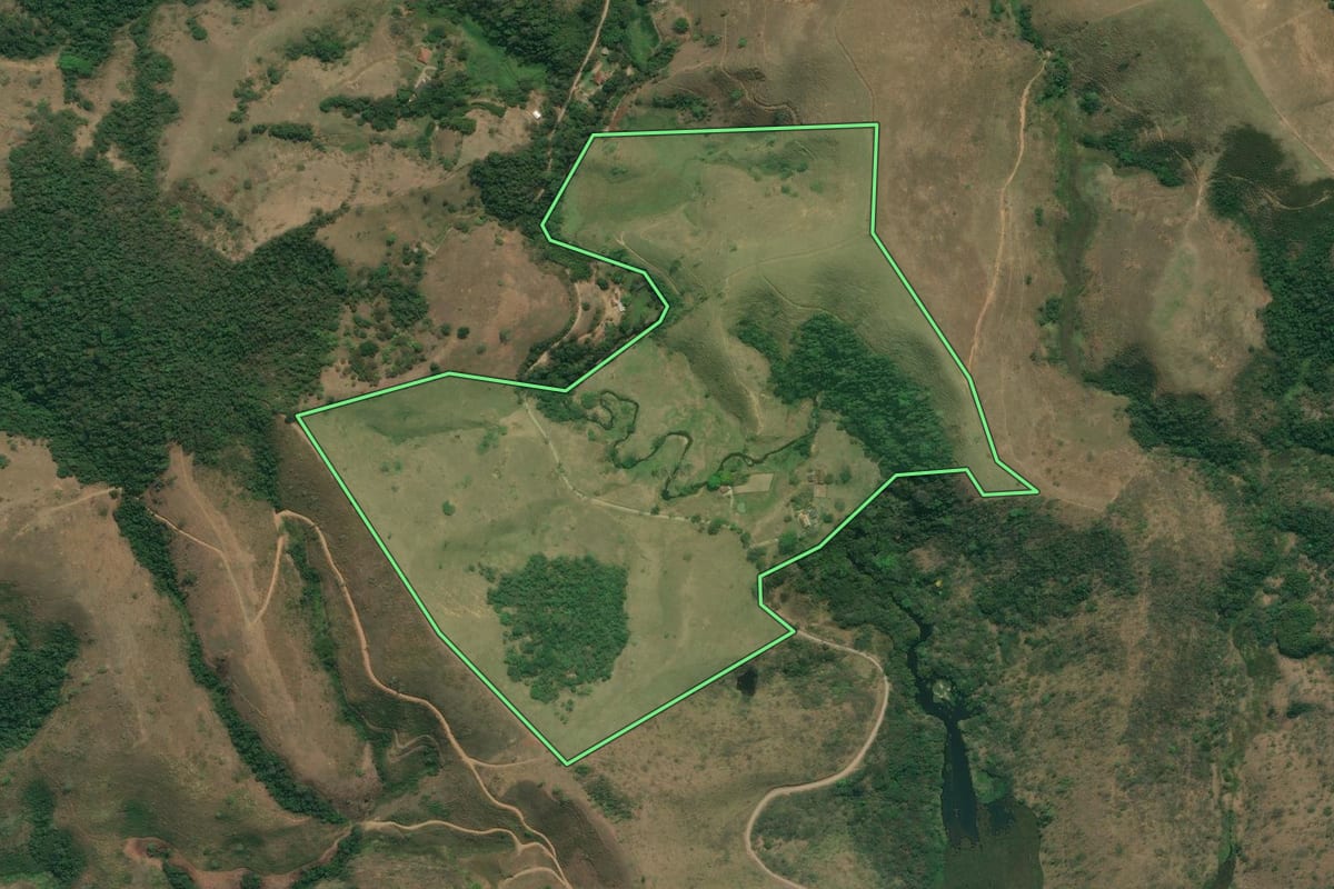 Imagem de satélite do imóvel rural em Queluz (SP), com o contorno declarado no CAR desenhado por cima.