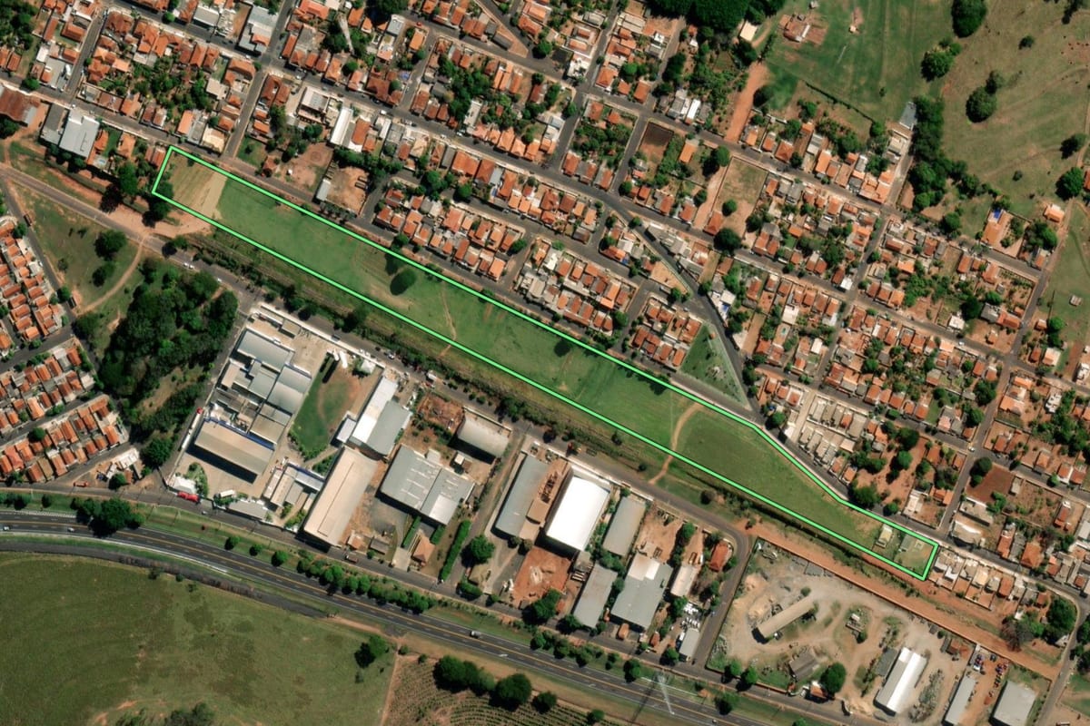 Imagem de satélite do imóvel rural em Quintana (SP), com o contorno declarado no CAR desenhado por cima.