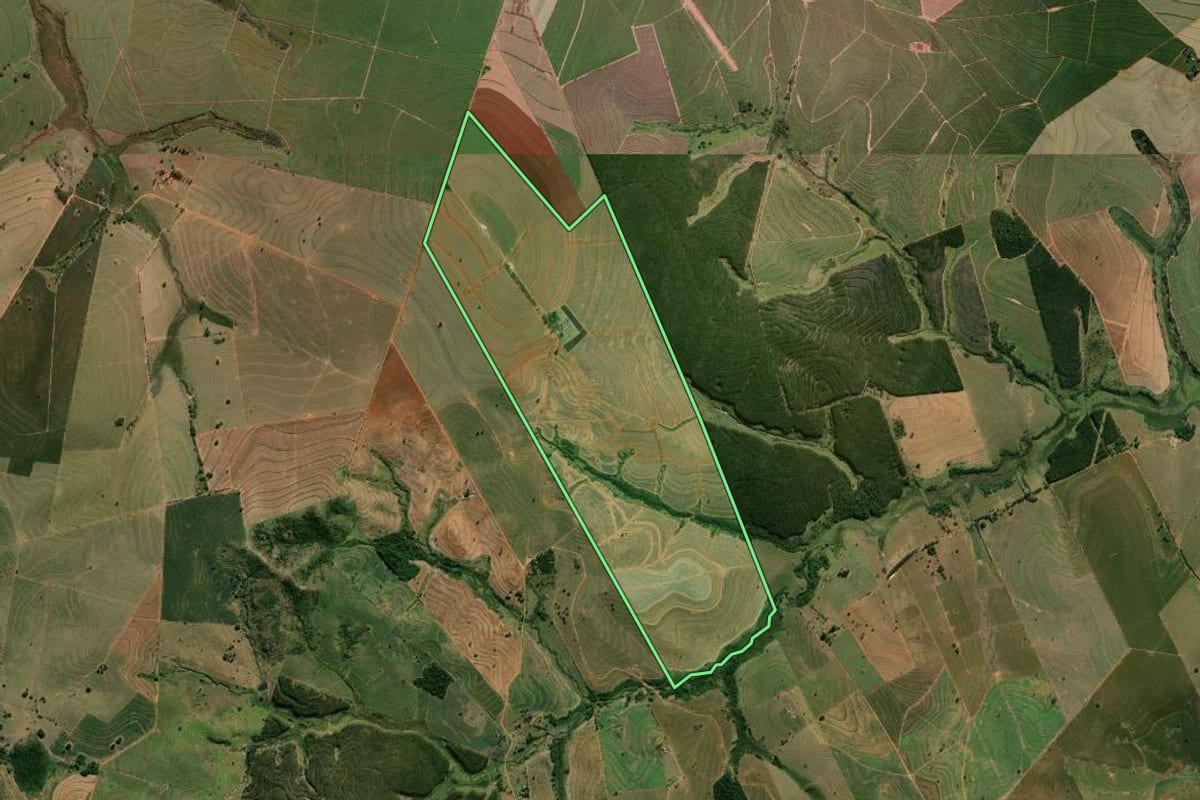 Imagem de satélite do imóvel rural em Quintana (SP), com o contorno declarado no CAR desenhado por cima.