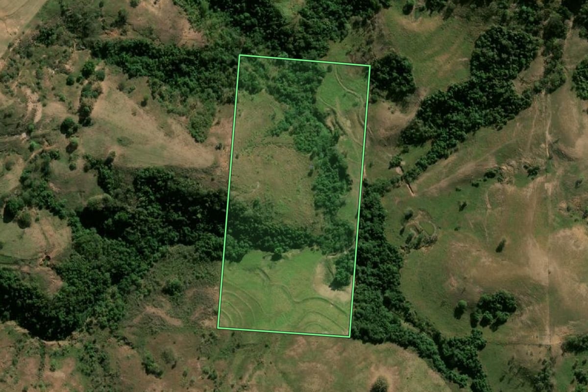 Imagem de satélite do imóvel rural em Quintana (SP), com o contorno declarado no CAR desenhado por cima.