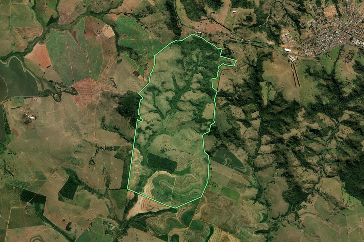 Imagem de satélite do imóvel rural em Quintana (SP), com o contorno declarado no CAR desenhado por cima.