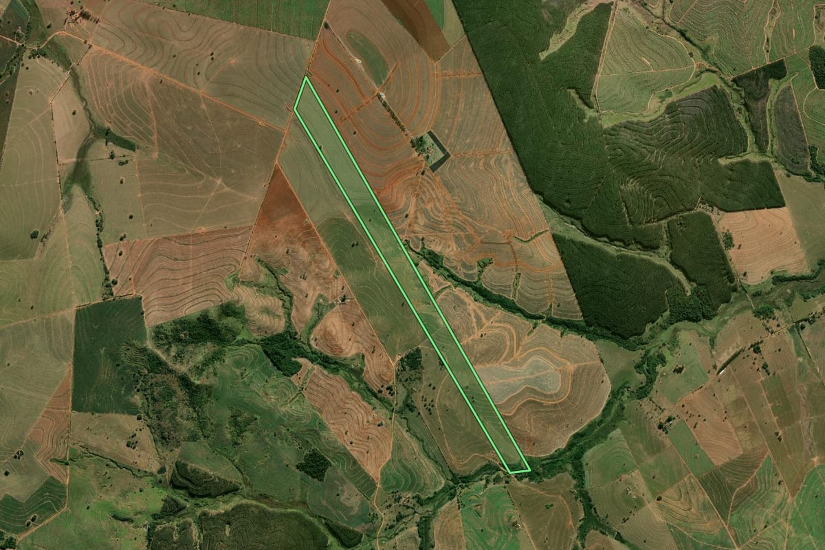 Imagem de satélite do imóvel rural em Quintana (SP), com o contorno declarado no CAR desenhado por cima.
