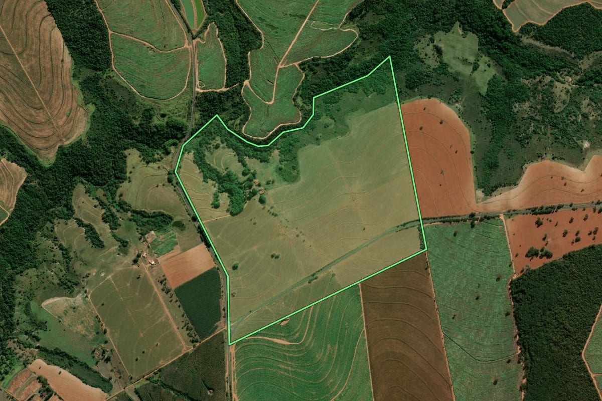 Imagem de satélite do imóvel rural em Quintana (SP), com o contorno declarado no CAR desenhado por cima.
