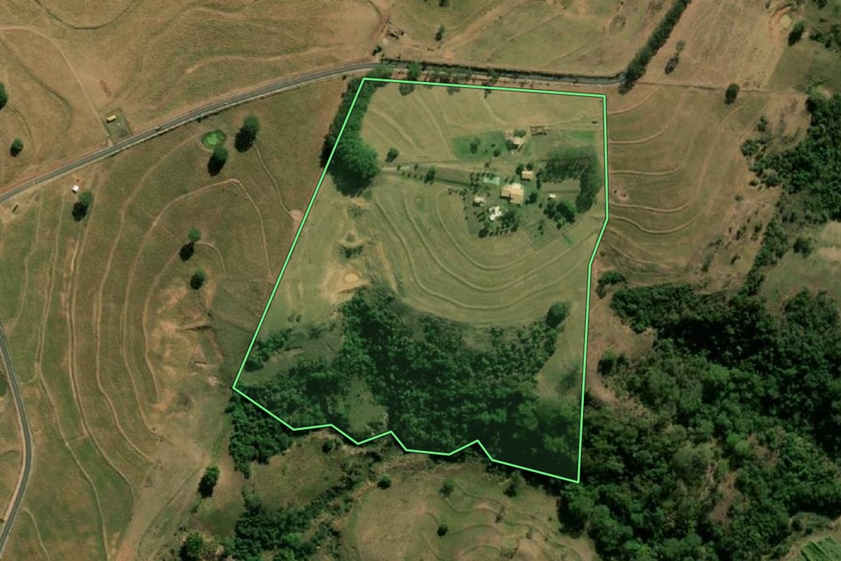 Imagem de satélite do imóvel rural em Quintana (SP), com o contorno declarado no CAR desenhado por cima.