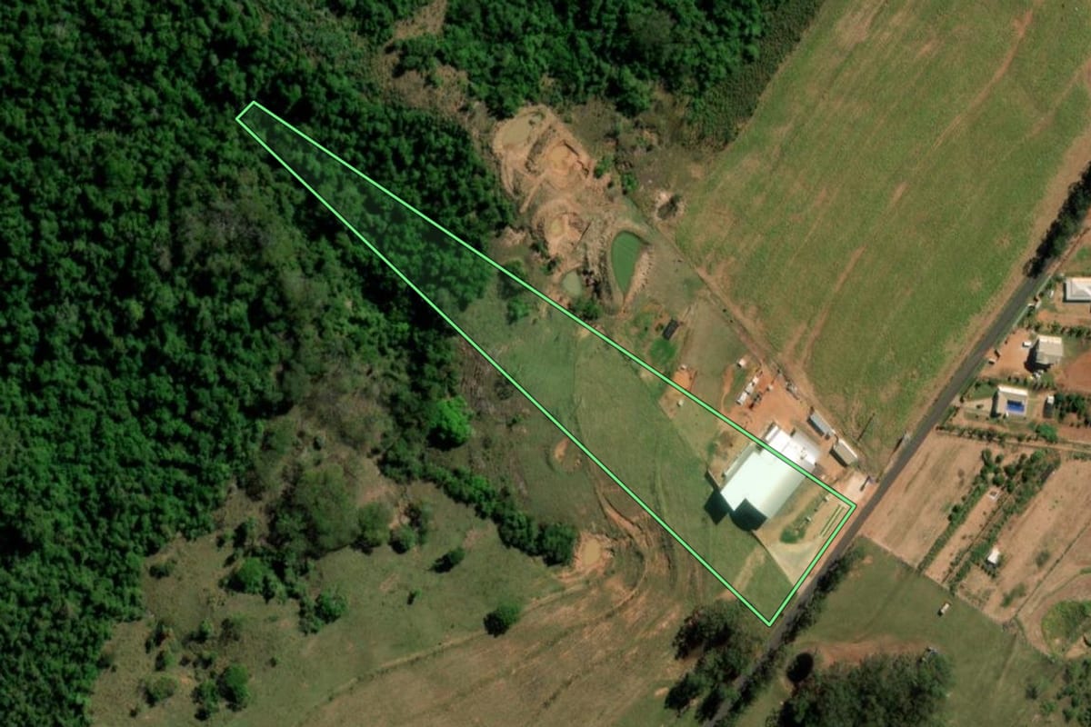 Imagem de satélite do imóvel rural em Quintana (SP), com o contorno declarado no CAR desenhado por cima.