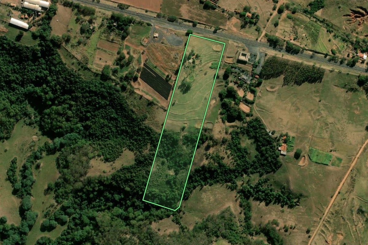 Imagem de satélite do imóvel rural em Quintana (SP), com o contorno declarado no CAR desenhado por cima.