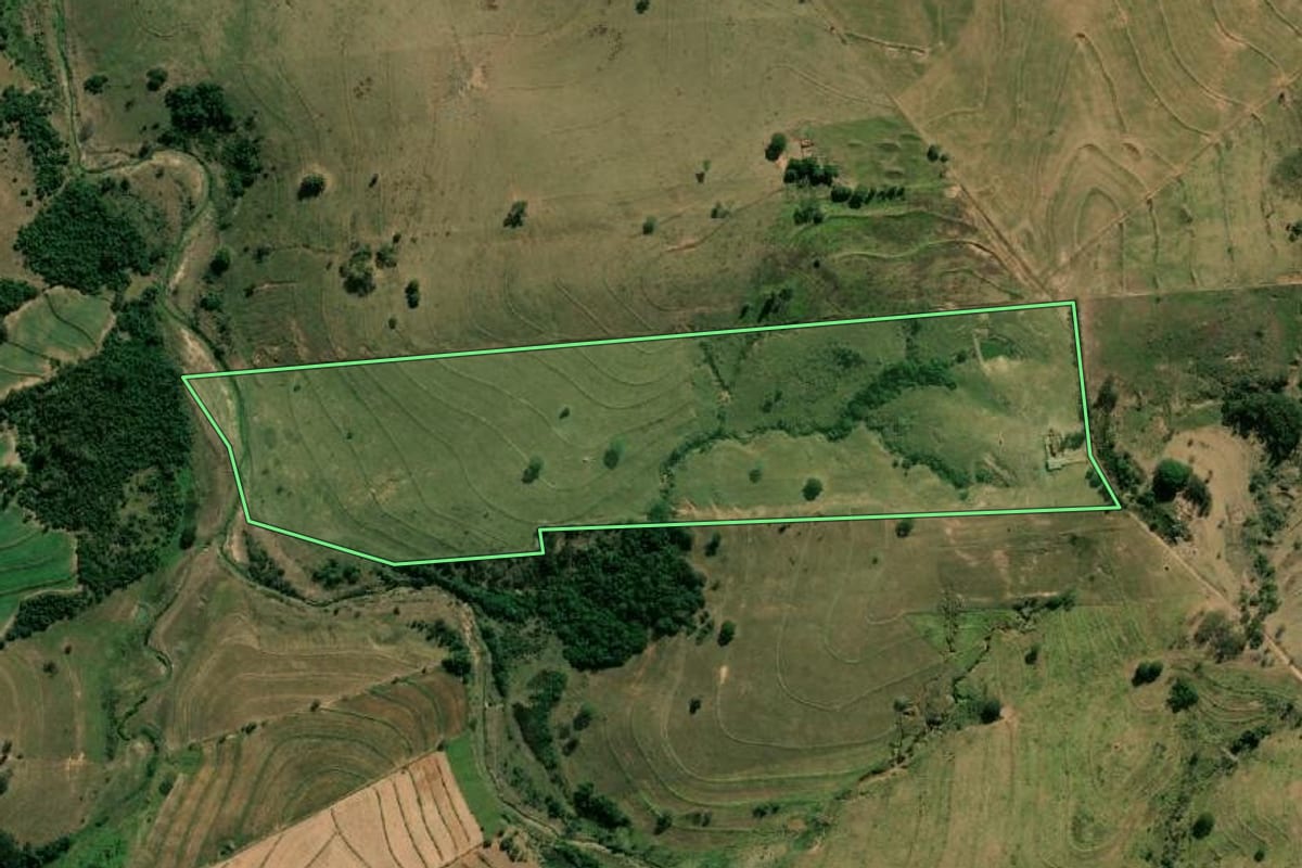 Imagem de satélite do imóvel rural em Quintana (SP), com o contorno declarado no CAR desenhado por cima.