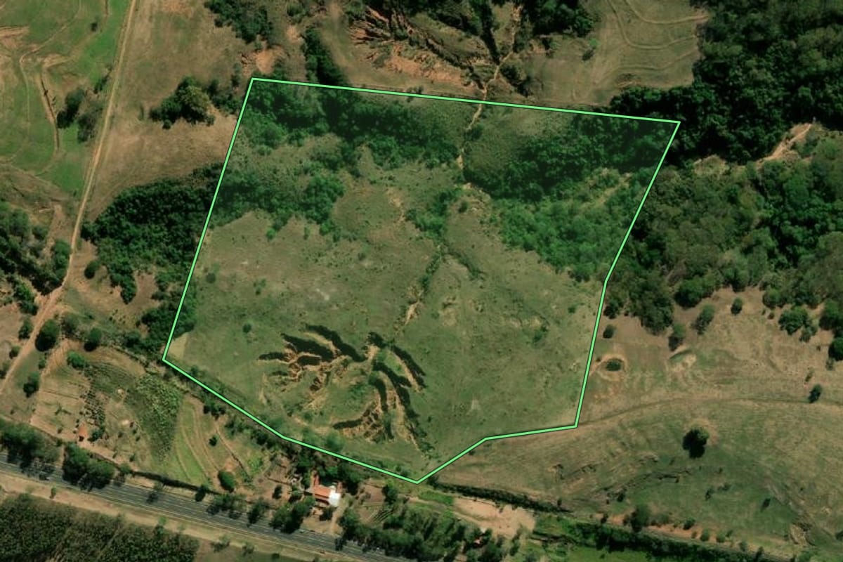 Imagem de satélite do imóvel rural em Quintana (SP), com o contorno declarado no CAR desenhado por cima.