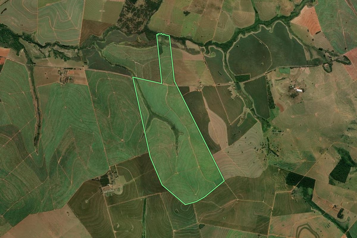 Imagem de satélite do imóvel rural em Quintana (SP), com o contorno declarado no CAR desenhado por cima.