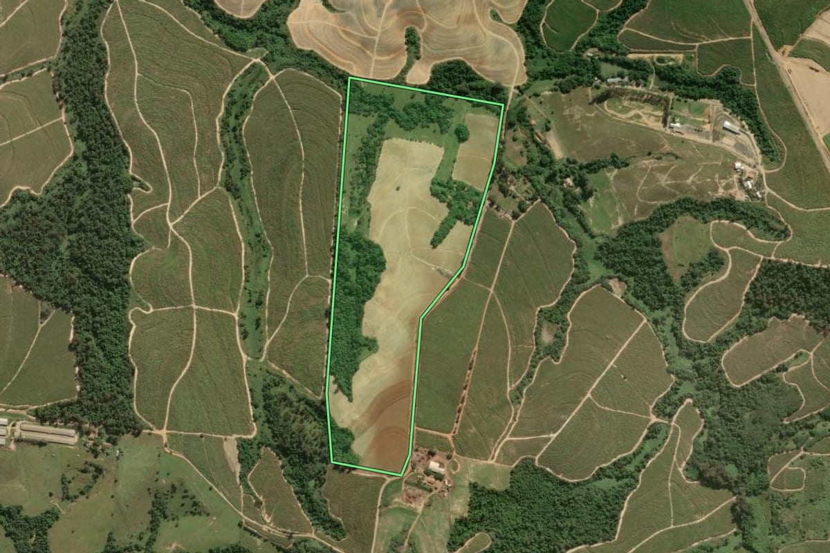 Imagem de satélite do imóvel rural em Rafard (SP), com o contorno declarado no CAR desenhado por cima.