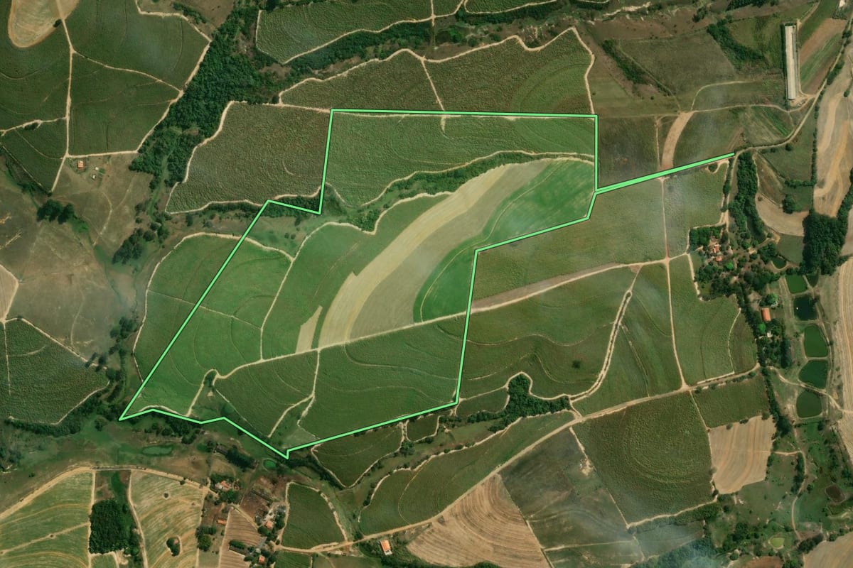 Imagem de satélite do imóvel rural em Rafard (SP), com o contorno declarado no CAR desenhado por cima.