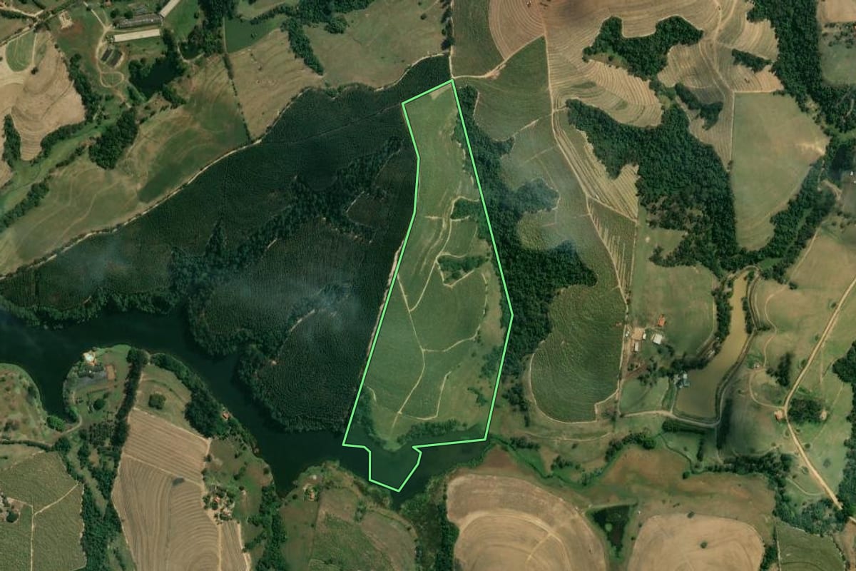 Imagem de satélite do imóvel rural em Rafard (SP), com o contorno declarado no CAR desenhado por cima.