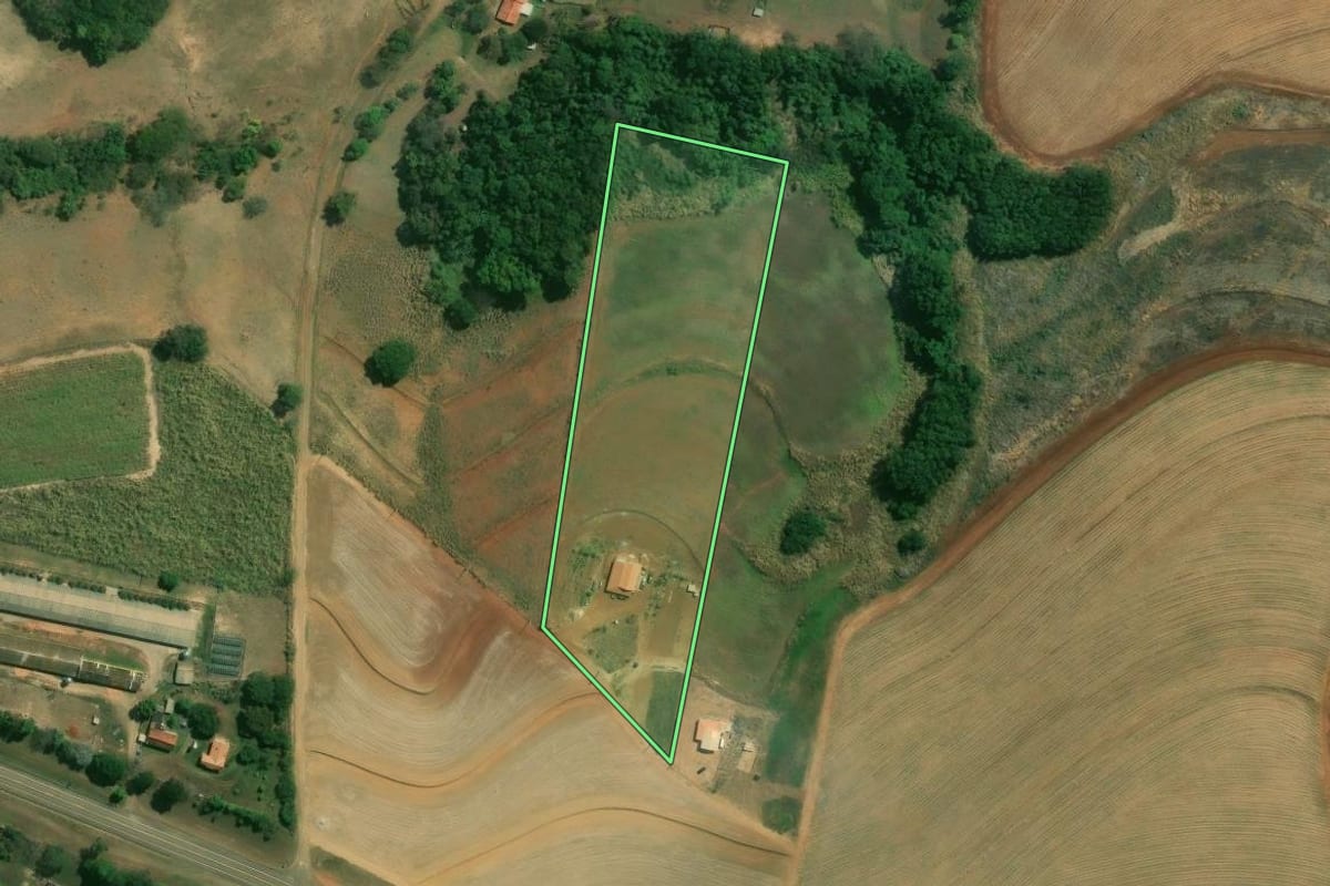Imagem de satélite do imóvel rural em Rafard (SP), com o contorno declarado no CAR desenhado por cima.