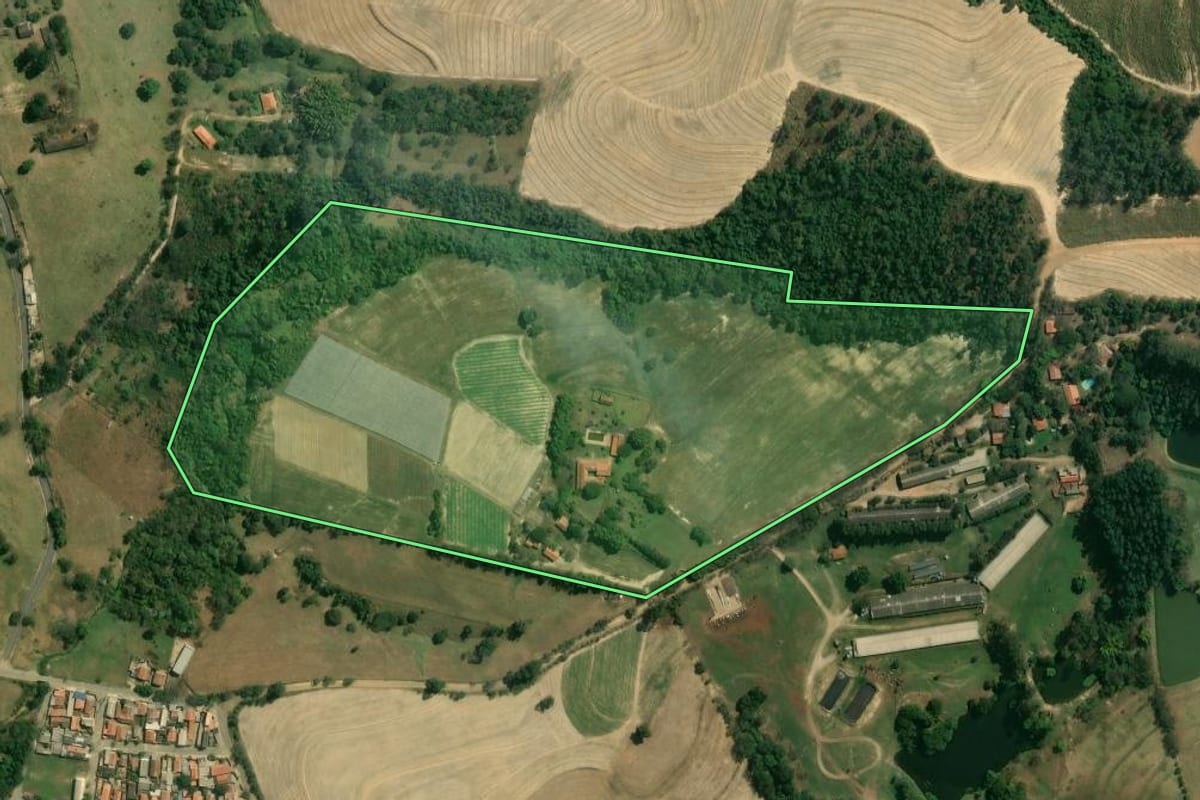 Imagem de satélite do imóvel rural em Rafard (SP), com o contorno declarado no CAR desenhado por cima.