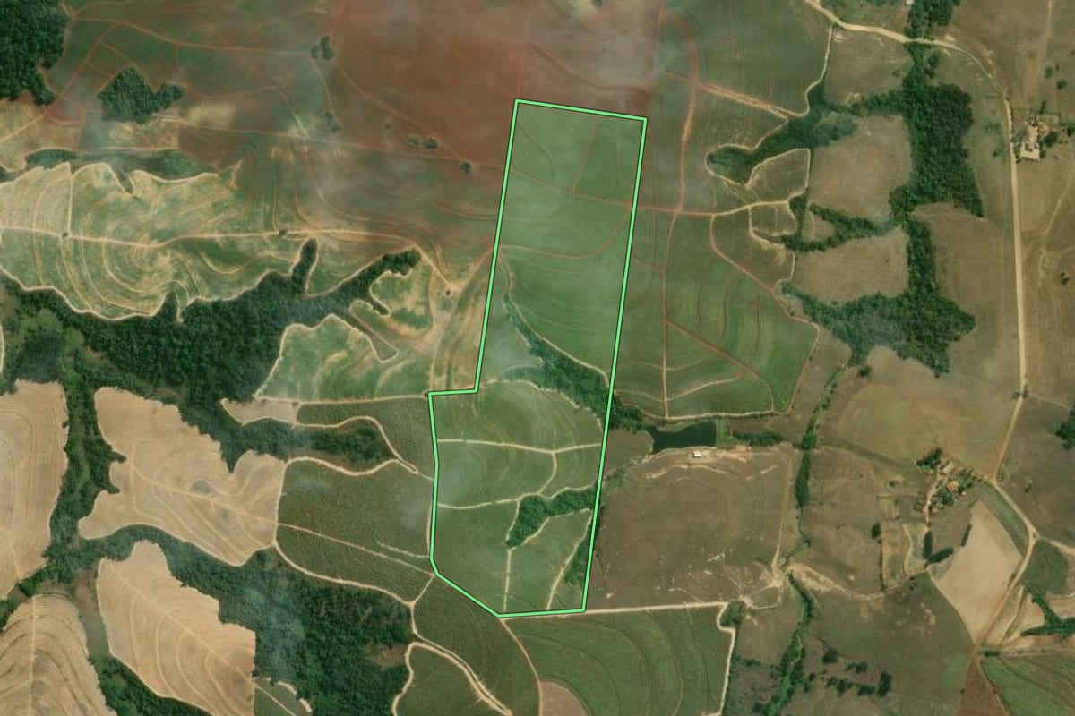 Imagem de satélite do imóvel rural em Rafard (SP), com o contorno declarado no CAR desenhado por cima.
