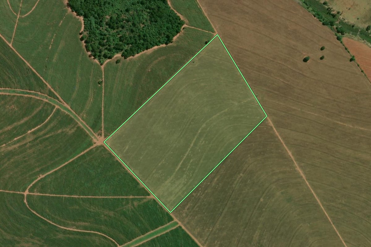 Imagem de satélite do imóvel rural em Rancharia (SP), com o contorno declarado no CAR desenhado por cima.